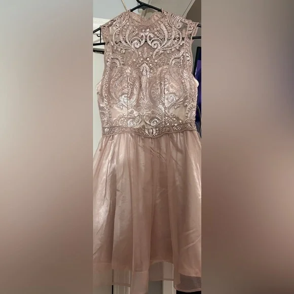 Elegant Sleeveless Embroidered Dress - Picture 1 of 4